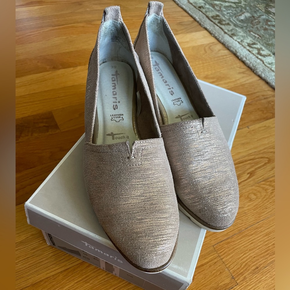 Wortmann Tamaris low wedge with rose gold suede upper 8 1/2